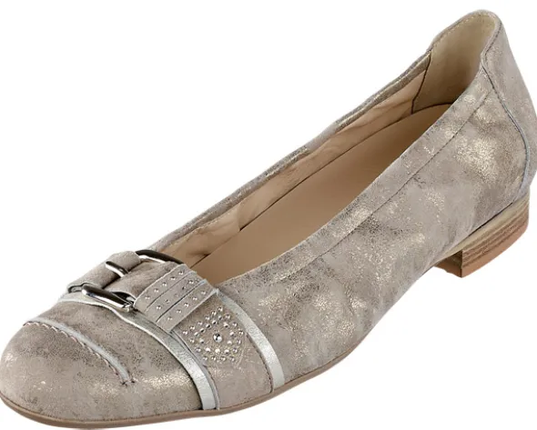 Ballerina mit dekorativer Lederbandage und Metallzierschließe