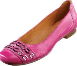 Ballerina mit kleiner Metallapplikation