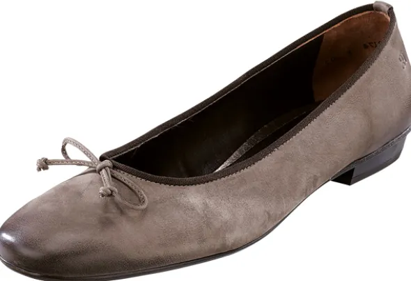 Jugendlicher Ballerina in klassischem Design mit kleinem Zierschleifchen